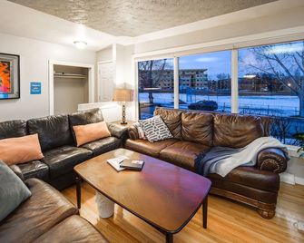 A@home Entire House By Chinook Mall/Lrt/Dt/Heritage Park/Glenmore Reservoir - Calgary - Living room