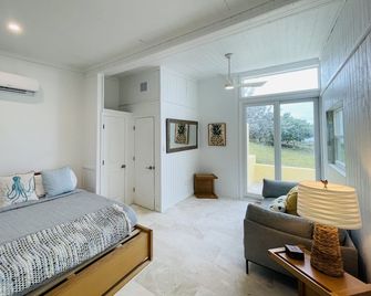 Pineapple Hideaway | Oleander Gardens - Gregory Town - Living room
