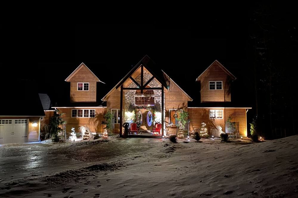 Luxurious Lakefront Home