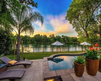 Tropical Riverhouse Retreat - Anderson