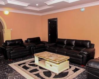 Inviting 2-Bed House in Abeokuta - Abeokuta - Living room