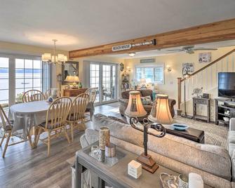 Relaxing Waterfront Escape ~ 11 Mi to Olympia - Olympia - Living room