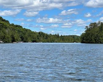 Melancy waterfront cottage in Sainte-Agathe Nord (Ivry-sur-le-Lac). - Sainte-Marguerite-du-Lac-Masson