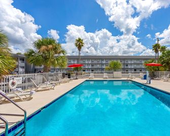 Developer Inn Highway, A Howard Johnson by Wyndham - Kissimmee - Piscina