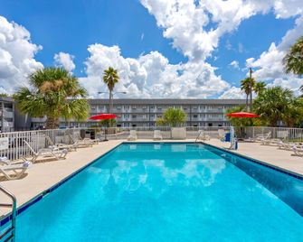 هاورد جونسون باي ويندام أورلاندو ليك بوينا فيستا ساوث - كيسيمي - حوض السباحة