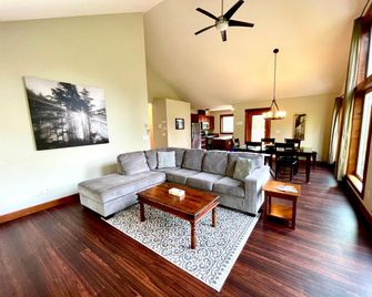 Cobble Wood and Bird Sanctuary Guest Houses - Tofino - Sala de estar