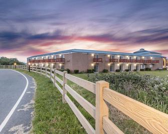 Quality Inn and Suites Crescent City Redwood Coast - Crescent City - Gebäude