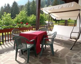 Hotel Residence La Rosa - Castione della Presolana - Patio