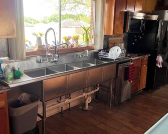 Cozy 1-bedroom, private bathroom suite in delightful Crestview. - Crestview - Kitchen