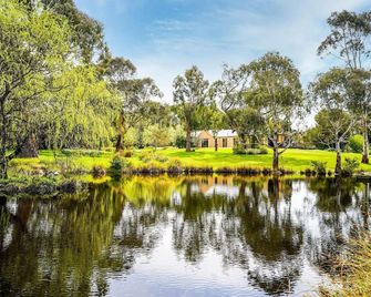 Applegarth - Hanging Rock Views, Near Wineries, Rural 3br Stay! - Newham - Outdoors view