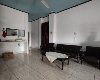 OYO 92762 Wisma Pundu Syariah - Sampit - Sala de estar