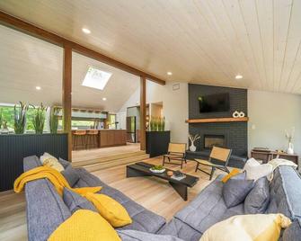 Priolo on the Trail-Japandi Retreat w Nordic Spa - Grand Bend - Living room