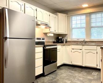 Charming Colonial Home with Private Chipping Green - Hutchinson - Kitchen