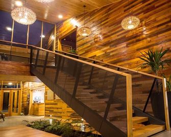 Maki Hotel - Pucon - Portaat