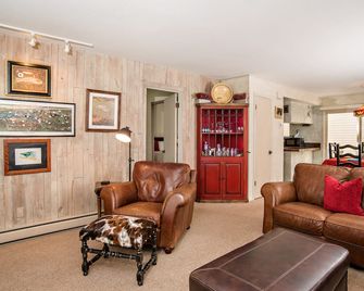Fantastic 2 Bedroom Condo On Golf Course, Includes 2 Fishing Badges! Near Skiing - Carbondale - Living room