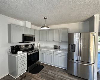 Hot Tub, Pet + Kid Friendly, 3 Miles to E. Isle - Newport - Cocina