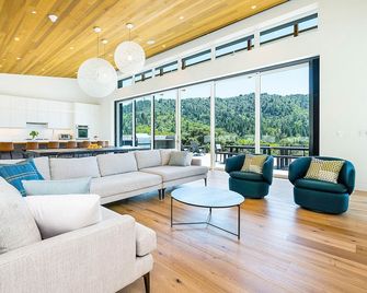 Modern, recently built home with stunning pool & beautiful views; 15 min to town - Healdsburg - Wohnzimmer