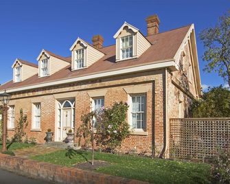 The Racecourse Inn - Longford - Building