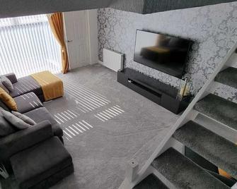 Beautiful 2 bed house close to M74 and Strathclyde Park - Motherwell - Living room
