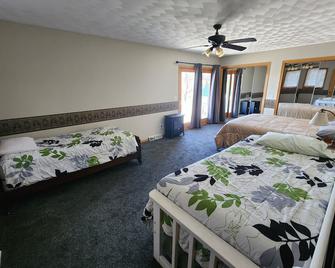 4 Bedroom Lake House With Spacious Deck To Relax And View The Lake - Pardeeville - Habitación