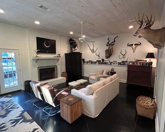 Great Location!!!! 1/2 mile walk to Square & Mile walk to Grove!! - Oxford - Phòng khách