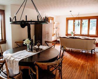 Vintage Farmhouse with Hot Tub on Vineyard - Waterford - Dining room