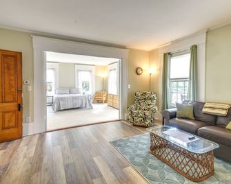 Kennebunk Apartment w/ Local Beach Access! - Kennebunk - Living room