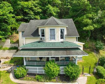 Large, historic, pet friendly home at Southern Gateway to New River Nat'l Park. - Hinton - Edificio