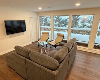 Lakefront Muskoka 3 Bedroom Cottage with Breathtaking View - Muskoka Lakes - Living room