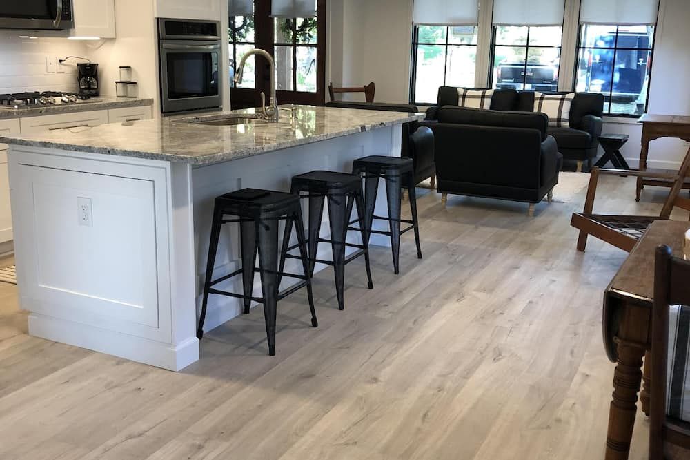 Gorgeous!!! Open Concept Renovation. Wawasee, Oakwood Park Water Front! - Syracuse - Bar