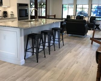 Gorgeous!!! Open Concept Renovation. Wawasee, Oakwood Park Water Front! - Syracuse - Bar