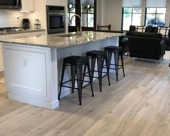 Gorgeous!!! Open Concept Renovation. Wawasee, Oakwood Park Water Front! - Syracuse - Bar