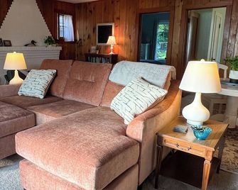Charming Lakefront Cottage - Bear Lake - Living room