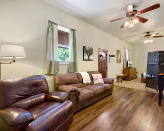 Llama-Stay at Spooky Tooth Ranch - Mtn Views! - Loveland - Living room