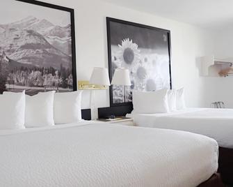 Days Inn by Wyndham Taber - Taber - Bedroom