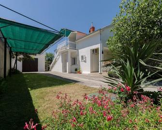 Apartments Mirjana Blue Beach - Vodice - Gebäude