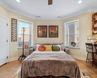 The Irving Park Hideaway – Prime Location w/ Patio & Parking! - Chicago - Schlafzimmer