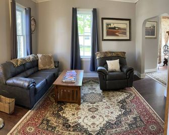4 Bedroom Home In Manistee MI. Walk To The Lake! Deck! - Manistee - Sala de estar