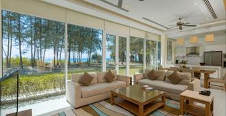 Splash Beach Resort, Mai Khao Phuket (SHA Plus+) - Mai Khao - Living room