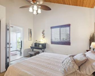 Charming Pu'ukala Sunset - Near Hiking And Golf 1 Bedroom Home by RedAwning - Kailua-Kona - Makuuhuone