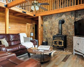 Cabin on 35 acres w/private lake for fishing, fenced yard, hot tub, pool table - Jackson - Living room