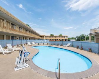 Red Carpet Inn Lancaster - Lancaster - Pool