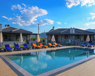 كويسيجيز يالسين فيلالاري - موغلا - حوض السباحة