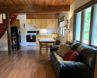 Frog Hollow at Viewpoint Beach on Magician Lake, Sister Lakes, MI 49047 - Dowagiac - Living room