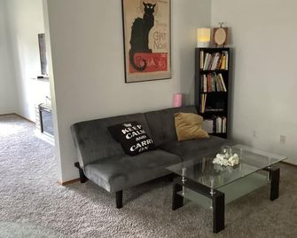 Charming 2-bedroom Condo with large driveway in Murphysboro sleeps up to 8 - Murphysboro - Sala de estar