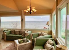 Chesapeake Bay Maryland Waterfront Home, Stunning Views 45 min from DC pier fossils hiking - Port Republic - Living room