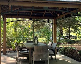 Cozy retreat just 1 mile from the Fine Creek Brewery & eclectic wedding venue. - Powhatan - Patio