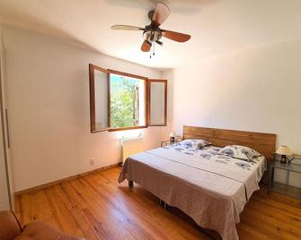 Spacious house in the heart of nature for a relaxing stay 300 m from the river. - Gignac - Schlafzimmer