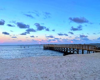 No Cleaning Fee - Condo With Waterfront Pool/Beach - Southport - Strand