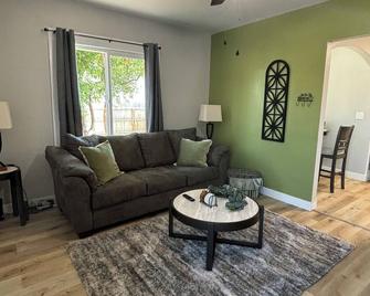 Cozy, 1-bedroom apartment with a pulled-out couch, close to all the facilities. - Porterville - Huiskamer